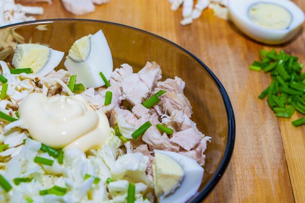 Ingrédients de la salade sur bois.