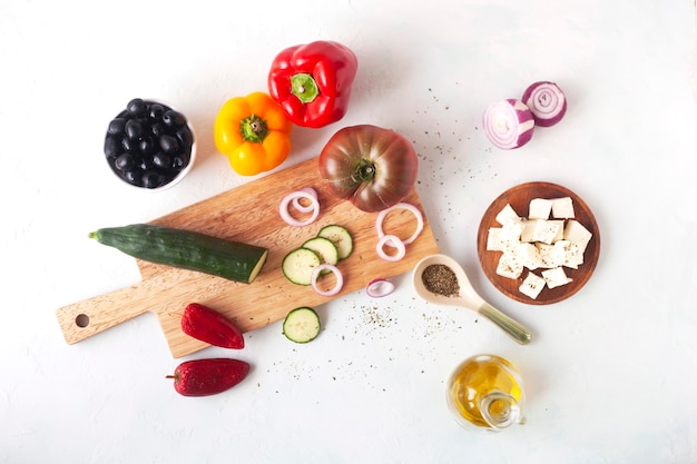 Ingrédients de la salade grecque sur fond blanc, recette originale, vue de dessus