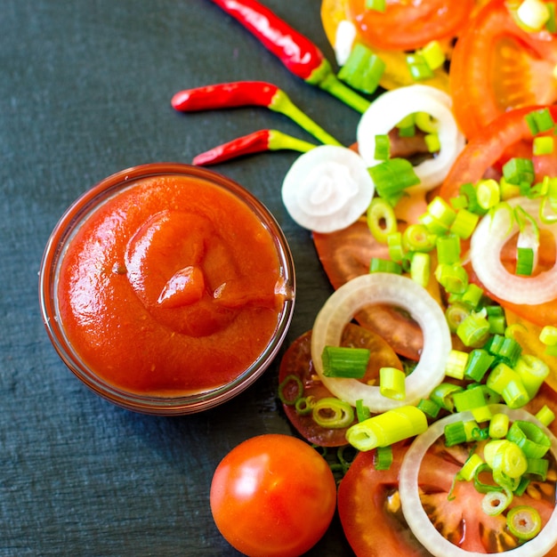 Photo ingrédients de la salade de légumes - tomates, concombres, oignons et verts