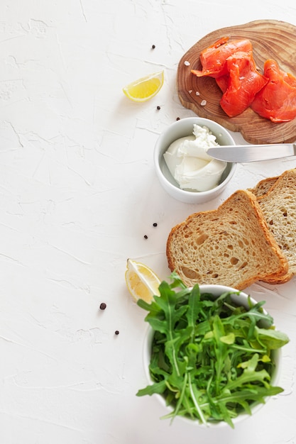 Ingrédients sandwich au saumon sur fond blanc. Vue de dessus