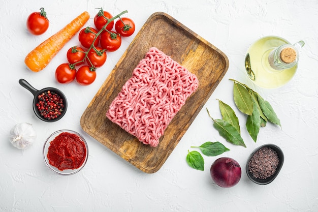 Ingrédients sauce bolognaise, viande hachée tomate et herbes