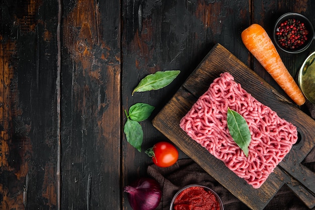 Ingrédients de la sauce bolognaise viande hachée tomate et herbes