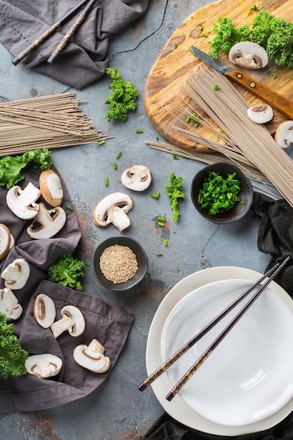 Ingrédients de la soupe de nouilles soba au sarrasin pour la cuisine asiatique chinoise japonaise coréenne vietnamienne vue de dessus plat cuisine fond de cuisine