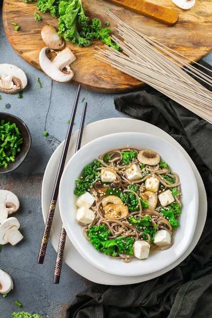 Ingrédients de la soupe de nouilles soba au sarrasin pour la cuisine asiatique chinoise japonaise