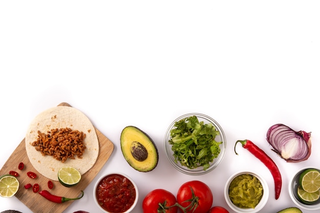 Photo ingrédients de tacos mexicains isolés sur blanc