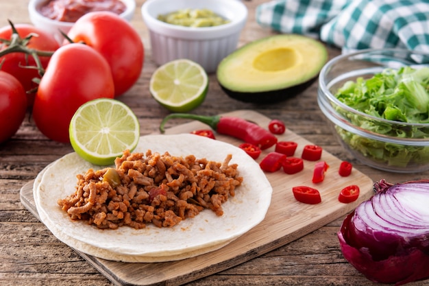 Ingrédients tacos mexicains sur la table en bois