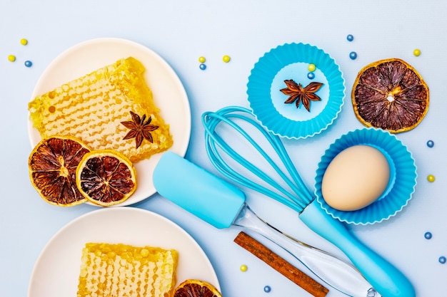 Ingrédients de la tarte aux pommes sur table