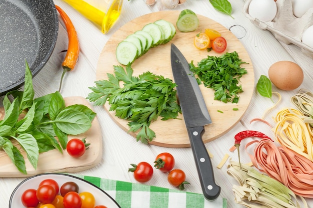 Ingrédients et ustensiles pour la cuisson des pâtes