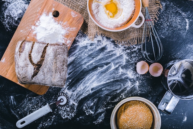 Ingrédients et ustensiles pour la cuisson sur le tableau noir, vue de dessus