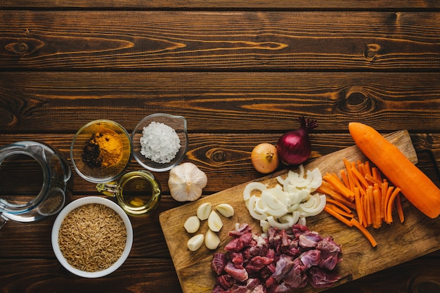 Ingrédients viande avec riz cuisson sur une table en bois