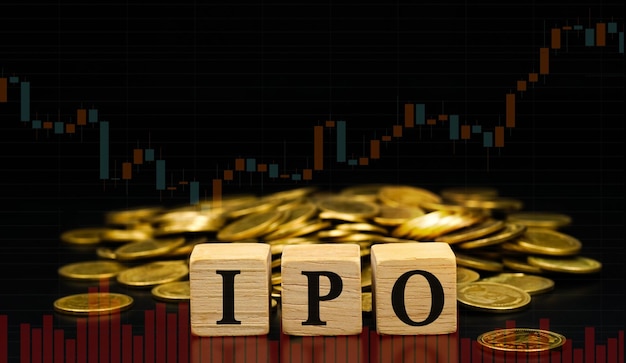 Les initiales IPO for Initial Public Offering écrites en anglais sur des blocs de bois