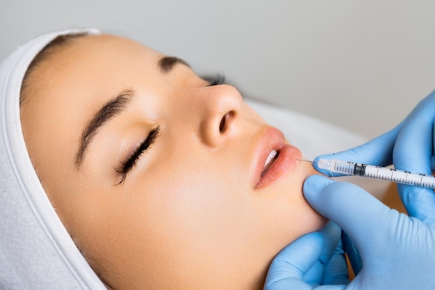 Injection de beauté pour l'augmentation des lèvres dans un salon de beauté