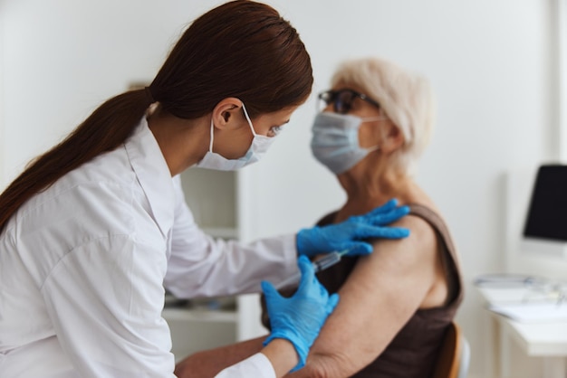 Injection de médicament de sécurité d'immunisation de patient et de docteur