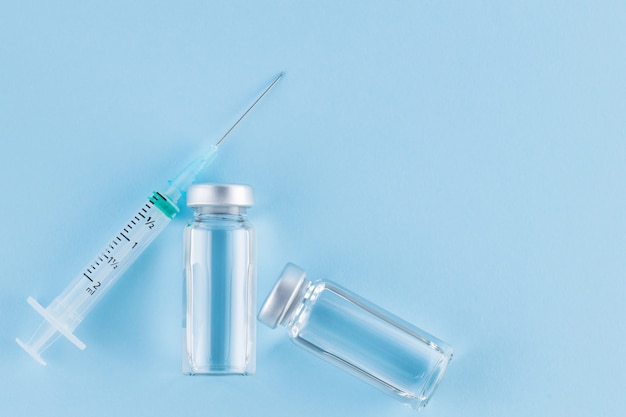 Injection de vaccin et de seringue et concept médical de soins de santé