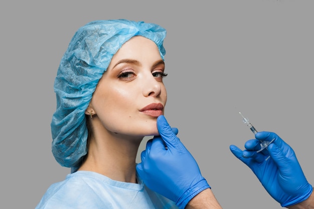 Injections d'augmentation des lèvres pour jolie fille sur une surface blanche