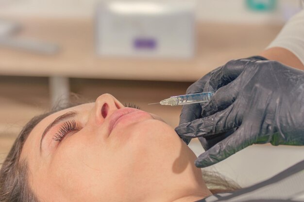 Injections de beauté se bouchent. Injection de remplissage des lèvres.