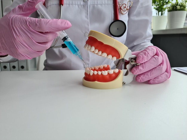 Injections dentaires pour soulager la douleur Injection d'anesthésique dans la gencive et anesthésie pour le traitement des dents
