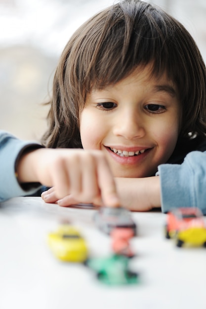 Photo innocence, concept de l'enfance - jouer avec la voiture de jouet