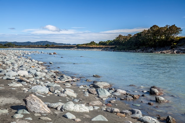D'innombrables rochers éparpillés le long de la rivière Okarito en Nouvelle-Zélande