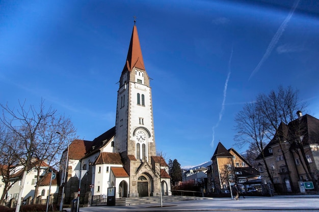Innsbruck Autriche 11 janvier 2021 une petite église à la périphérie de la ville dans un style traditionnel des Alpes autrichiennes du Tyrol