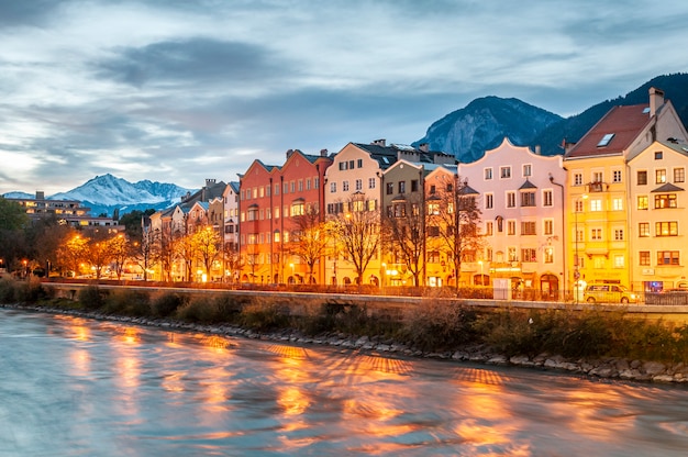 Innsbruck Autriche Maisons colorées au bord de la rivière au crépuscule