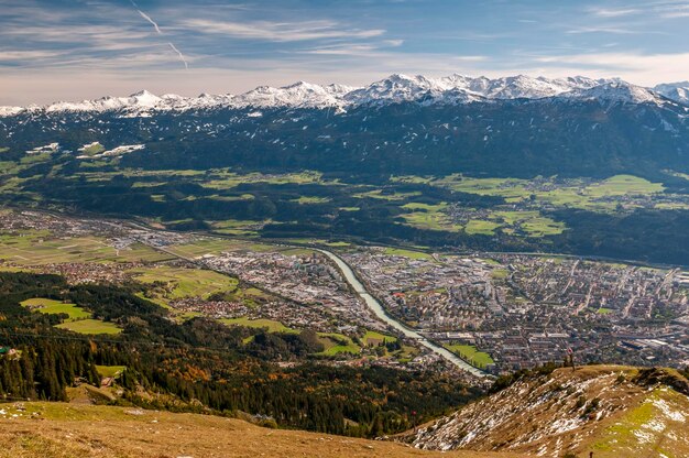 Innsbruck Tyrol Autriche Maisons colorées et auberge sur une journée ensoleillée avec ciel bleu