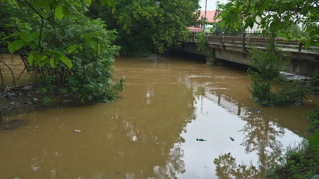 Inondation sur le pont de la rivière noyé par les inondations