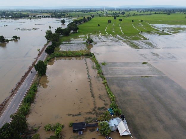 Inondations dans les communautés rurales de Thaïlande causées par des tempêtes provoquant la poursuite des fortes pluies