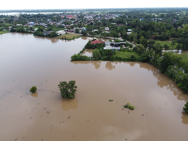 Inondations dans les communautés rurales de Thaïlande causées par des tempêtes provoquant la poursuite des fortes pluies