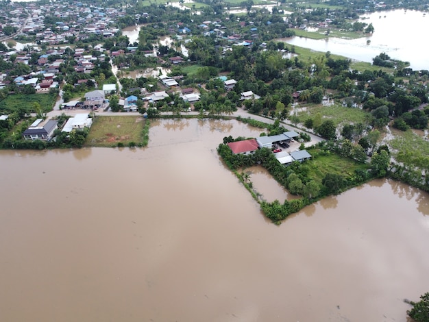 Inondations dans les communautés rurales de Thaïlande causées par des tempêtes provoquant la poursuite des fortes pluies
