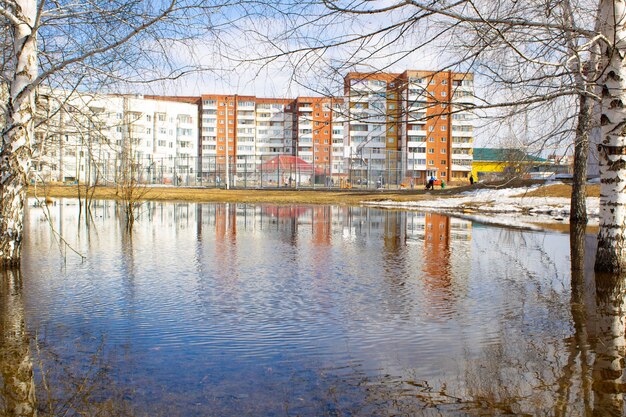 Inondations dans la ville Des maisons colorées à plusieurs étages se reflètent dans l'eau