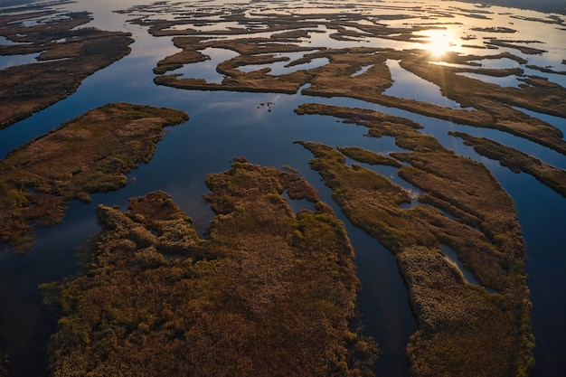 Inondations irrésistibles sur la rivière Samara sur le Dniepr en Ukraine dans la lumière chaude du soir. Tir de drone panoramique aérien