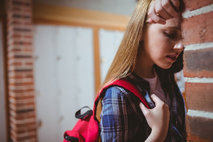 Photo inquiet étudiant appuyé contre le mur