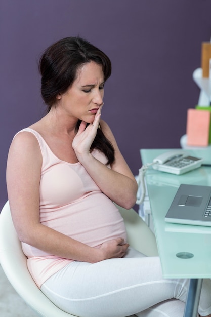 Inquiet femme enceinte au bureau à la maison