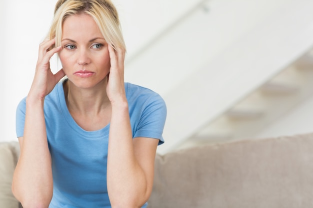 Inquiet de jeune femme assise dans le salon