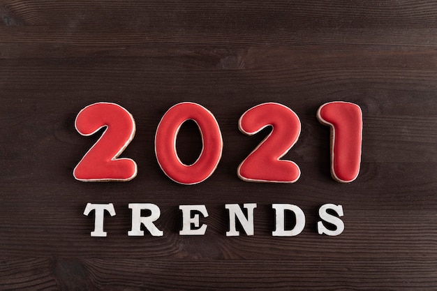 Inscription 2021 tendances sur fond en bois. Destinations populaires en 2021.