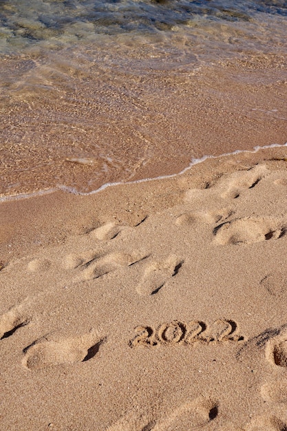 Inscription 2022 sur le sable au bord de la Mer Rouge