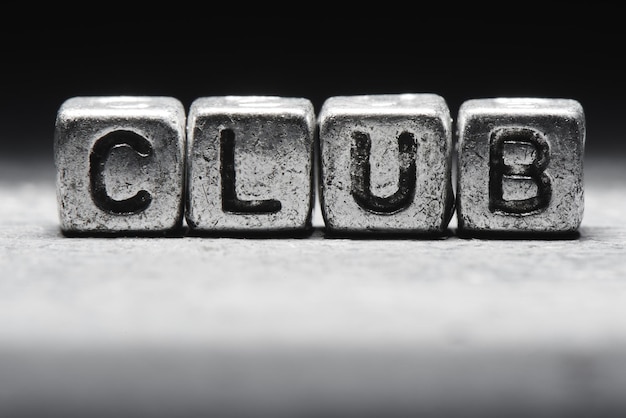 Inscription 3d du concept de club sur des cubes métalliques sur un fond noir gris isolé dans un style grunge