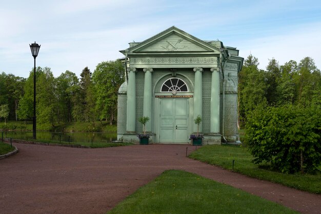 L'inscription sur le bâtiment Love Island Venus Pavilion Venus Pavilion dans le parc Gatchina un jour d'été Gatchina Région de Leningrad Russie