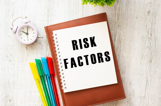 Inscription sur le bloc-notes RISK FACTORS stylos colorés