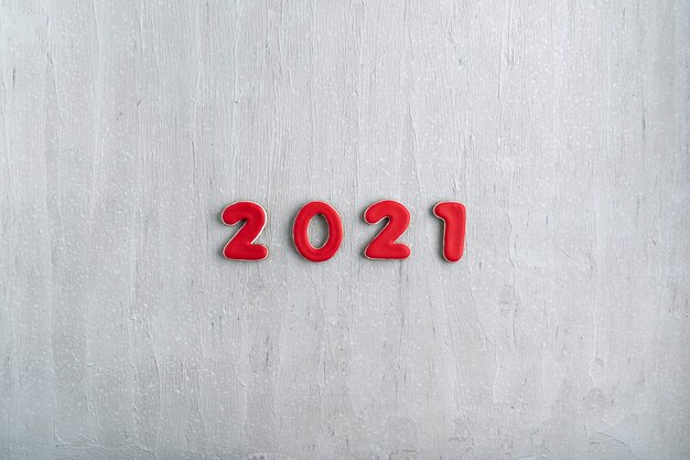 Inscription en chiffres rouges 2021 de pain d'épice sur fond gris. Nouvel an 2021, copiez l'espace.