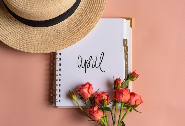 Photo inscription dans un cahier avec le mois de l'année