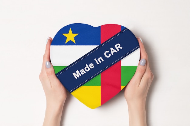 Photo inscription faite en rca dans le drapeau de la république centrafricaine sur une boîte en forme de cœur