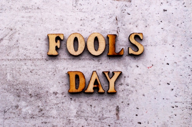 Inscription FOOLS DAY en lettres de bois