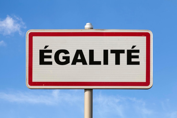 Photo inscription française sur l'entrée de la ville pour l'égalité