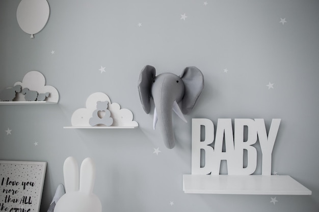 Photo inscription grise bébé sur le mur de la chambre
