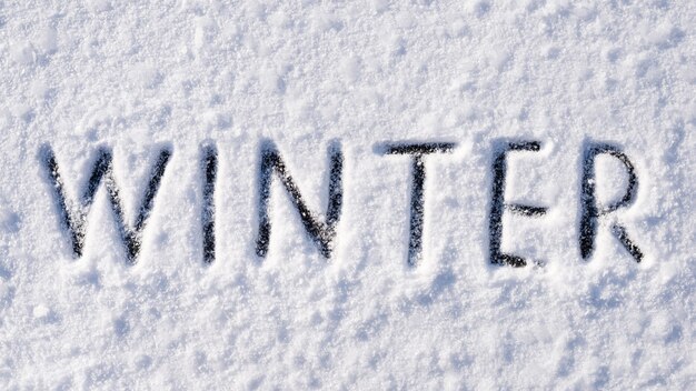 Inscription d'hiver sur la surface de la neige blanche