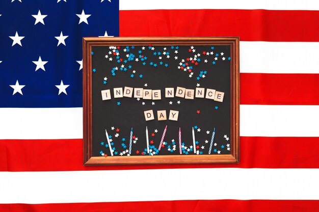 L'inscription Independence Day en lettres en bois sur fond noir. Pour le Jour de l'Indépendance le 4 juillet (Jour du Souvenir).