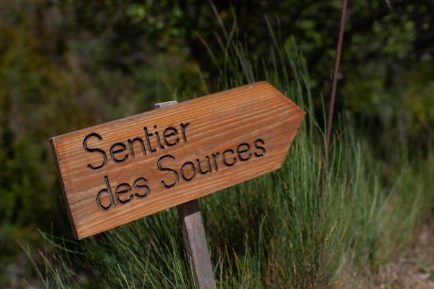 Inscription d'information sur le terrain