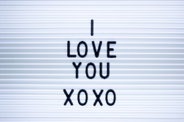 L'inscription je t'aime xoxo sur le panneau LED